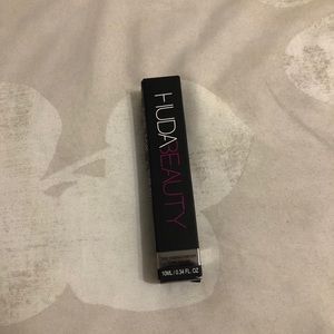 HUDA BEAUTY The Overachiever Concealer